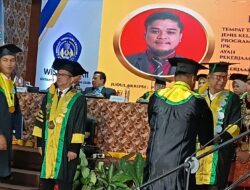 STIE Jambi Sukses Gelar Wisuda ke-XXII, Dr. Musthafa Luthfi, S.Ag, MM Kukuhkan 52 Lulusan Terbaik