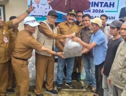 Wawako Azhar Hamzah Serahkan 12.000 Bibit Ikan kepada Kelompok Pembudidaya Ikan Kayangan