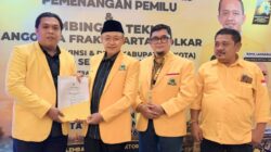 Cek Endra Serahkan SK, Hutri Randa Resmi Jadi Ketua DPD Golkar Kota Sungai Penuh