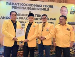 Cek Endra Serahkan SK, Hutri Randa Resmi Jadi Ketua DPD Golkar Kota Sungai Penuh